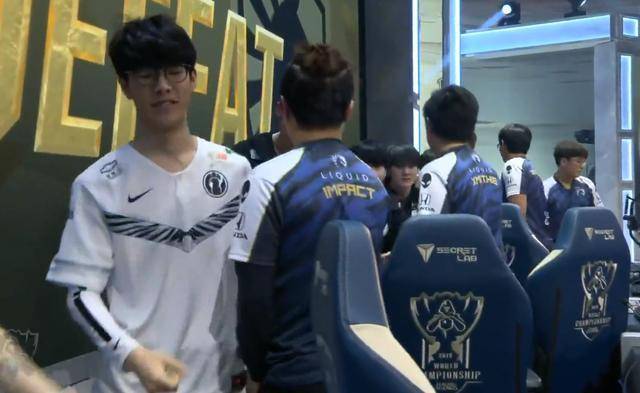 德扑 MTT 实战：在“泡沫期”前夕通过频繁加注建立绝对筹码优势。